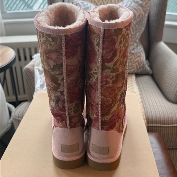 ***RARE••••UGG Pink Floral Tall Boots ,Like new Sz 7 - Picture 4 of 7